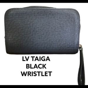 Louis Vuitton Taiga black wristlet perfect